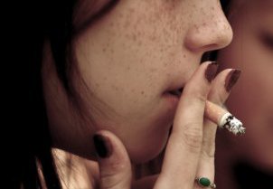 Adolescentes fumadores aumentan en Chile