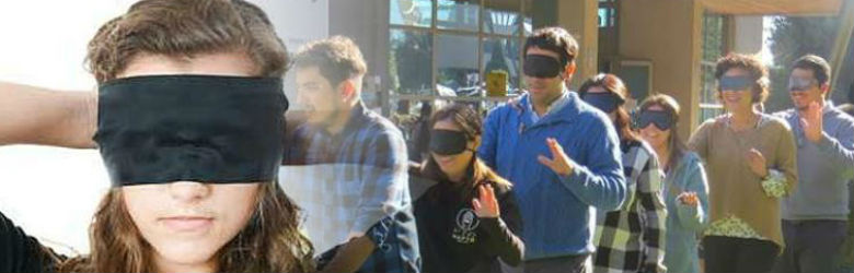 Jóvenes se ponen en el lugar de una persona con discapacidad visual y son guiados por mediadores ciegos