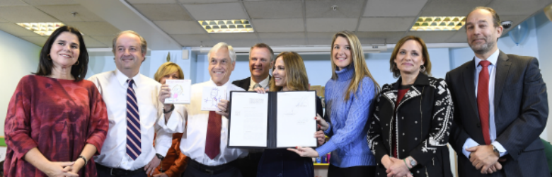 Piñera firma proyecto de ley de Sala Cuna Universal