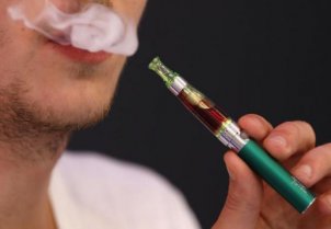 Experto de la OMS en Tabaco advierte que cigarrillo electrónico es usado para que jóvenes comiencen a fumar