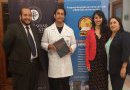 Alumnos de Medicina son premiados con libros por la Organización Panamericana de Salud