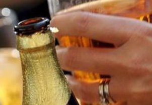 El consumo moderado de alcohol también puede afectar el cerebro