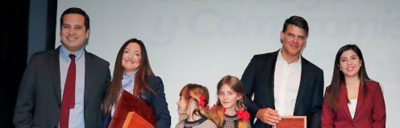 Lucy Ana Avilés y su marido Benjamin Walton recibieron medalla de Honor de Liderazgo y Compromiso Público