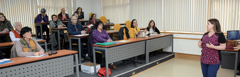 Adultos mayores participaron de charla para luchar contra el cáncer