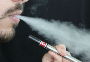 ¿Son dañinos para la salud bucal los cigarros electrónicos?