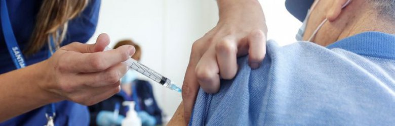 Vacunación contra el COVID-19 podría reducir a un tercio uso de camas UCI